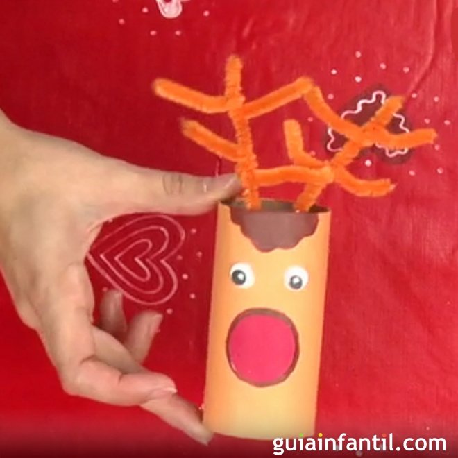 Reno de Navidad hecho con materiales reciclados