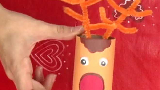 Reno de Navidad hecho con materiales reciclados
