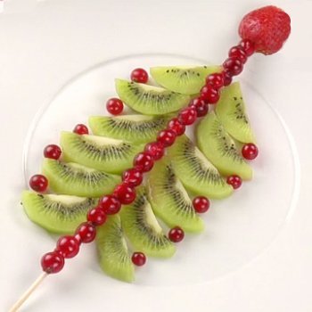 Postre con fruta de árbol de Navidad tropical