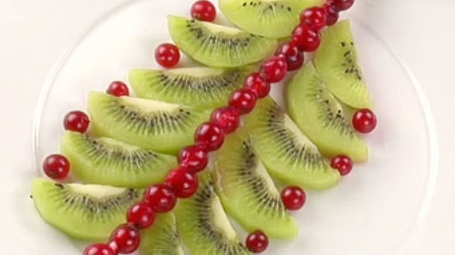 Postre con fruta de árbol de Navidad tropical