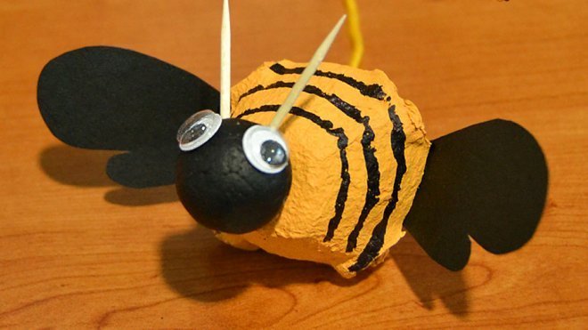 Cómo hacer una abeja zumbona con materiales reciclados