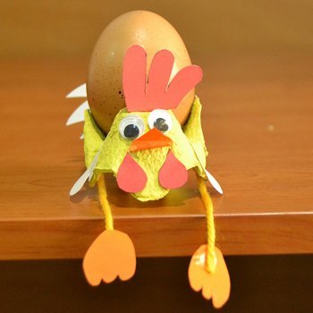 Gallo porta-huevos. Manualidad de reciclaje para niños