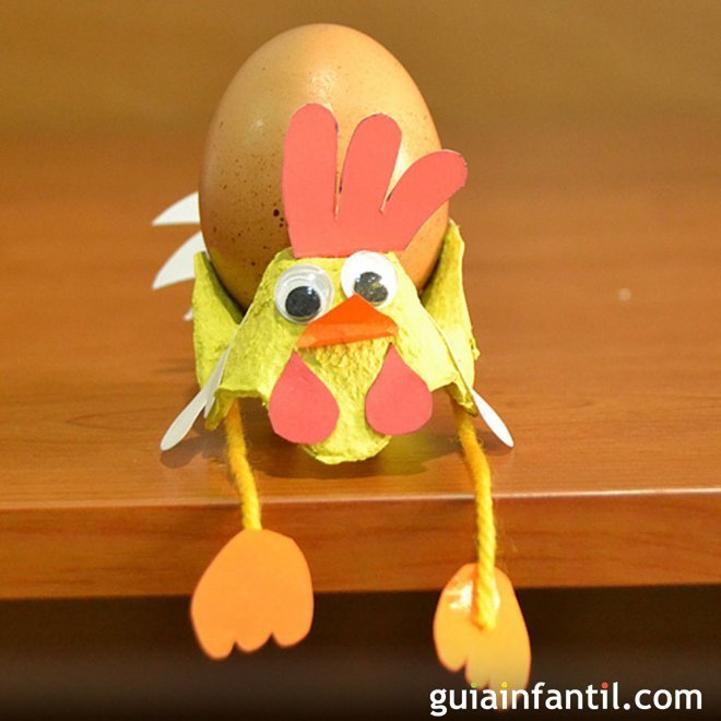 Gallo porta-huevos. Manualidad de reciclaje para niños