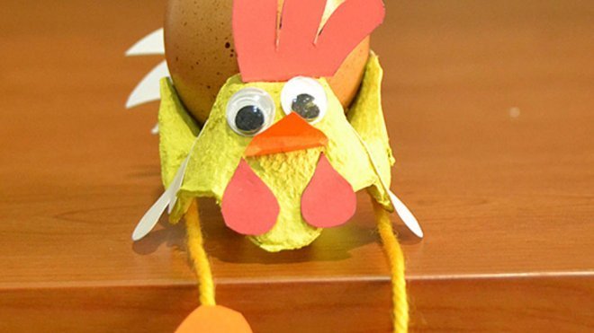 Gallo porta-huevos. Manualidad de reciclaje para niños