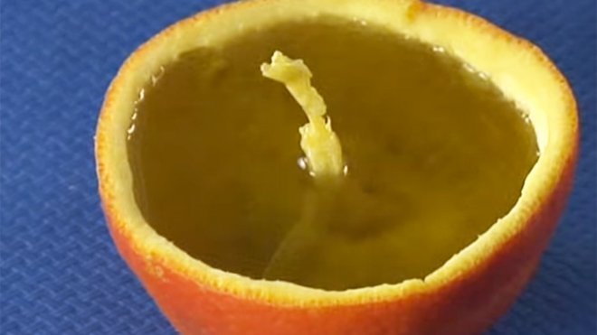 Vela de aceite en una naranja. Experimentos para niños