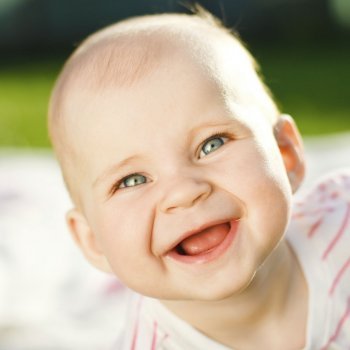 Bebé se ríe tanto que cae