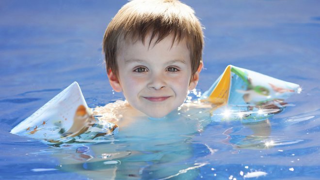 ¿Manguitos o flotador para los niños?