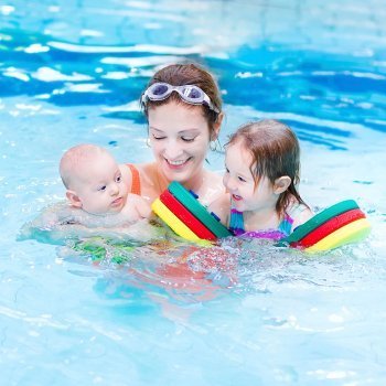 Primer contacto del bebé con el agua, ejercicios con material
