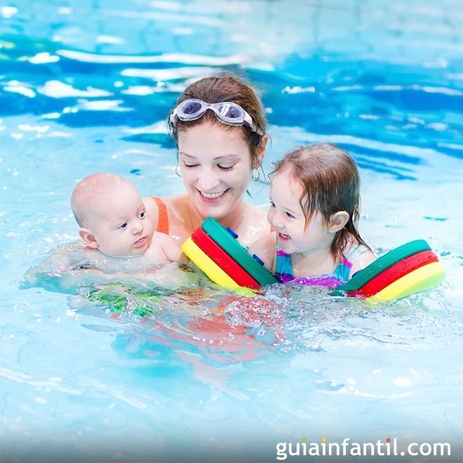 Primer contacto del bebé con el agua, ejercicios con material