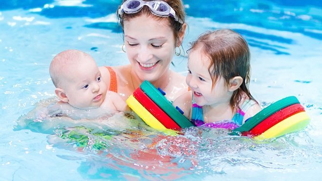 Primer contacto del bebé con el agua, ejercicios con material