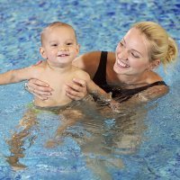 Primer contacto del bebé con el agua, ejercicios estimulación