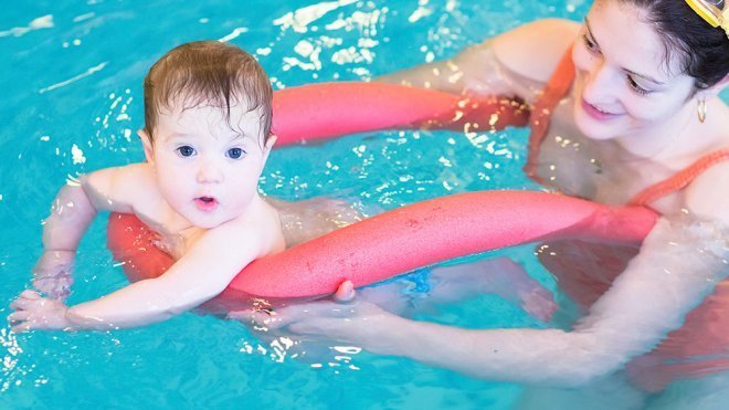 Aprendizaje y ejercicios en el agua para bebés, con material
