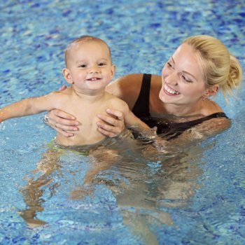 Aprendizaje y ejercicios en el agua para bebés de 15 meses