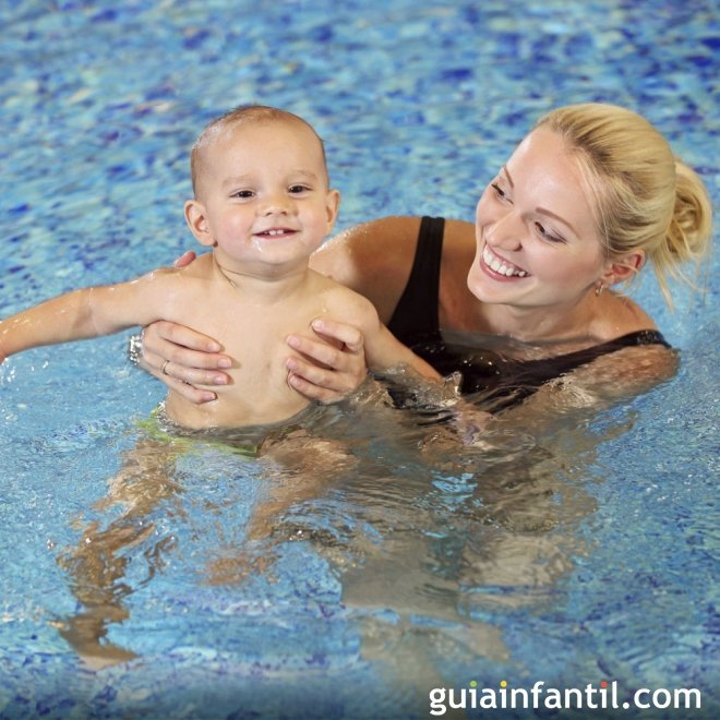 Aprendizaje y ejercicios en el agua para bebés de 15 meses