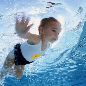 Ventajas en el agua de los bebés mayores de 14 meses