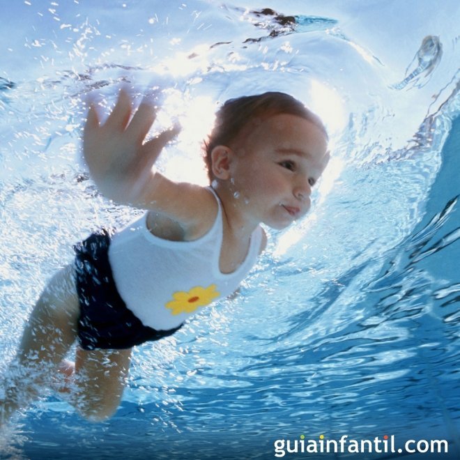 Ventajas en el agua de los bebés mayores de 14 meses