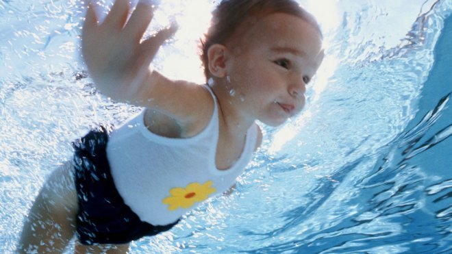 Ventajas en el agua de los bebés mayores de 14 meses