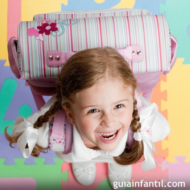 El peso de la mochila y la espalda de los niños