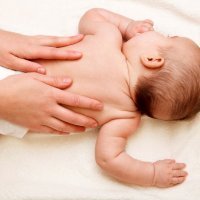 Prevenir la sudamina. Granitos en la piel del niño por el calor