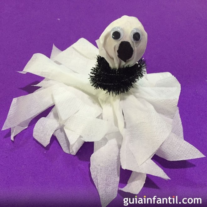 Manualidad infantil. Cómo hacer un dulce fantasmita para Halloween