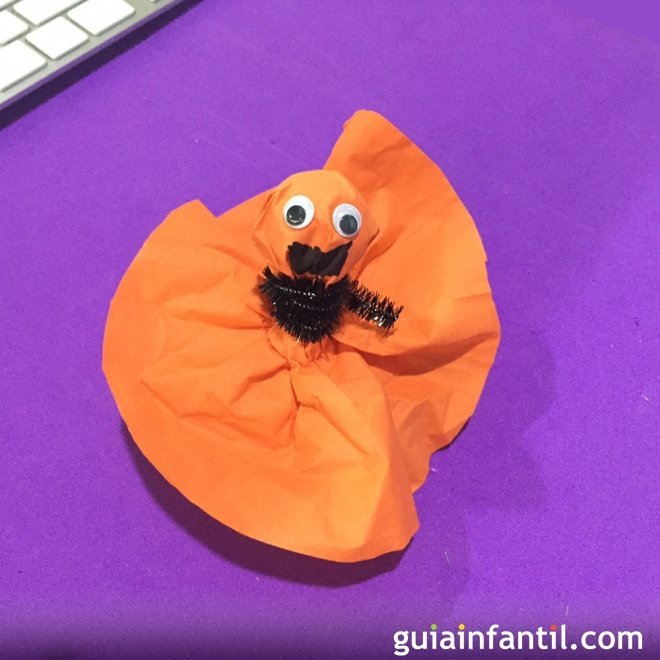 Manualidad infantil. Cómo hacer una dulce calabaza para Halloween