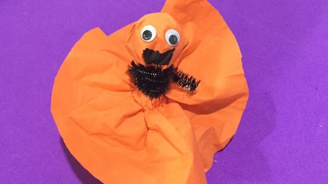 Manualidad infantil. Cómo hacer una dulce calabaza para Halloween