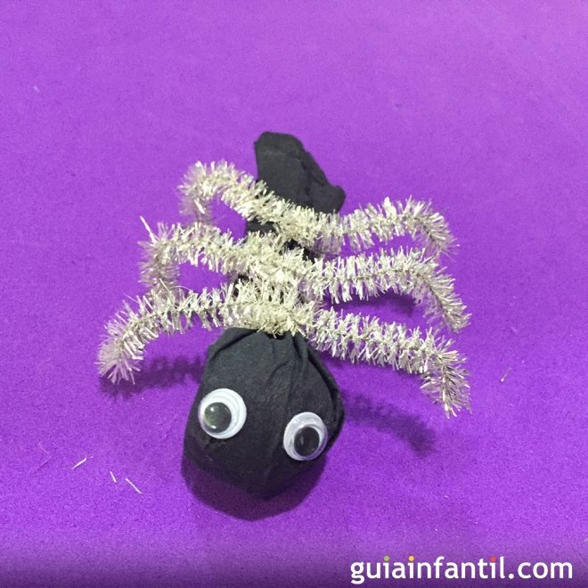 Manualidad infantil. Cómo hacer una dulce araña para Halloween
