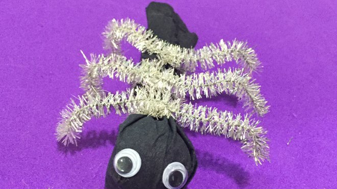 Manualidad infantil. Cómo hacer una dulce araña para Halloween