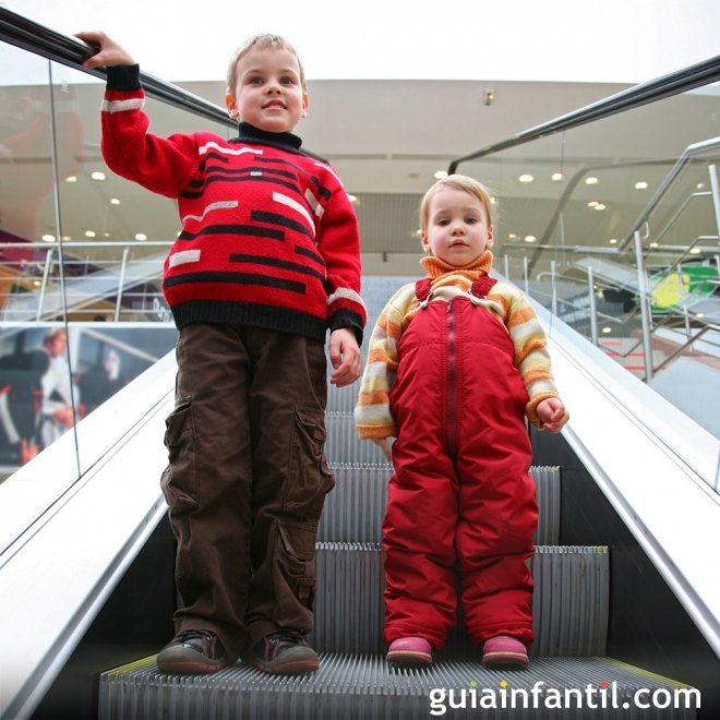 Padre que pierde de vista por un instante a su hijo en unas escaleras