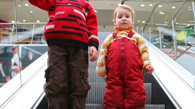 Padre que pierde de vista por un instante a su hijo en unas escaleras