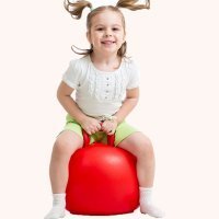 Ejercicio de psicomotricidad infantil con pelotas saltarinas
