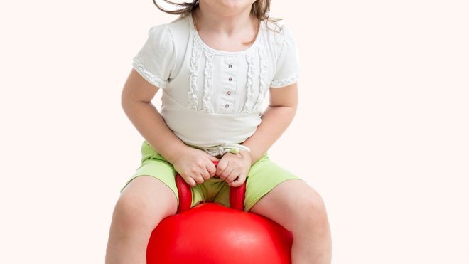Ejercicio de psicomotricidad infantil con pelotas saltarinas