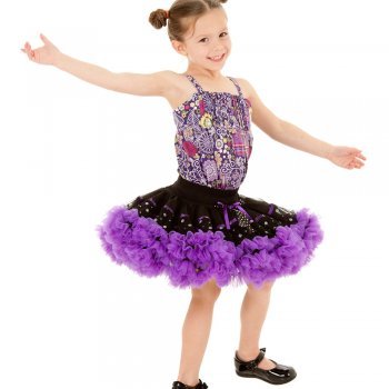 Niña que se desmarca del resto con su baile en una función escolar