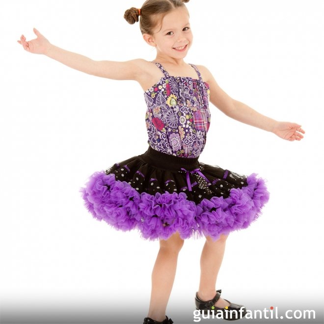 Niña que se desmarca del resto con su baile en una función escolar