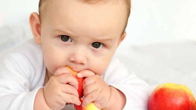 Cuándo introducir alimentos sólidos en la dieta del bebé