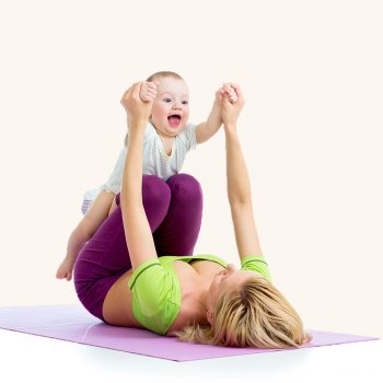 Madre que hace gimnasia con sus tres hijos