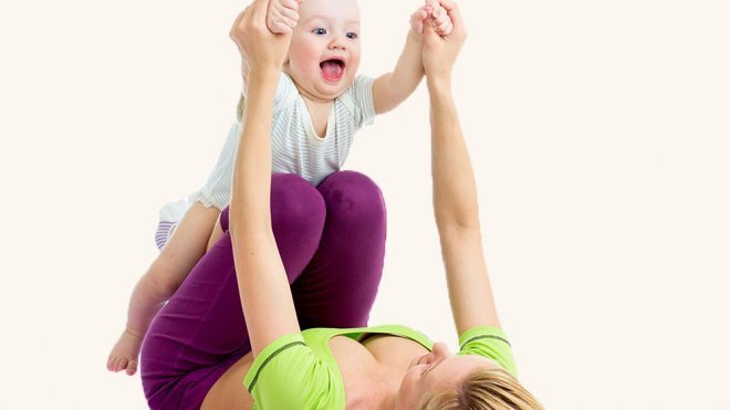 Madre que hace gimnasia con sus tres hijos