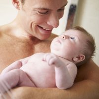 Recién nacido se baña con papá