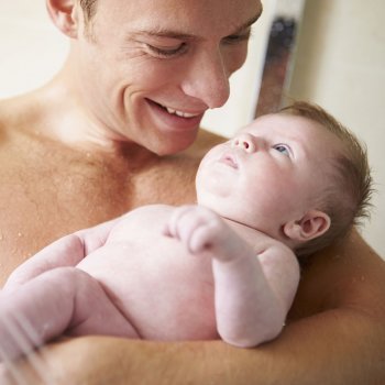 Recién nacido se baña con papá