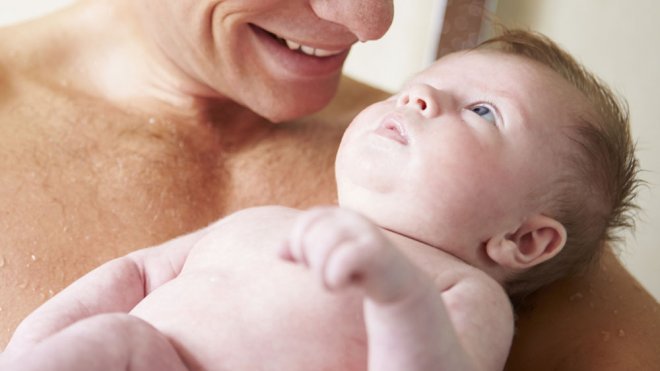 Recién nacido se baña con papá