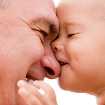 Mellizos que no dejan tranquilo a su abuelo