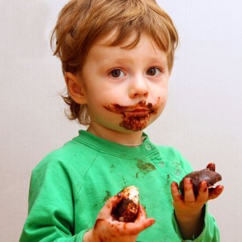 Bebé que prueba el chocolate por primera vez
