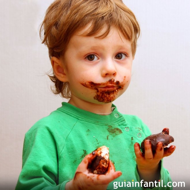 Bebé que prueba el chocolate por primera vez