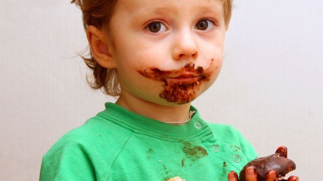 Bebé que prueba el chocolate por primera vez