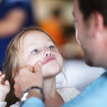 El padre que miente a su hija para verla feliz