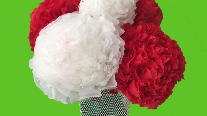 Un ramo de flores con servilletas de papel. Manuliadad infantil