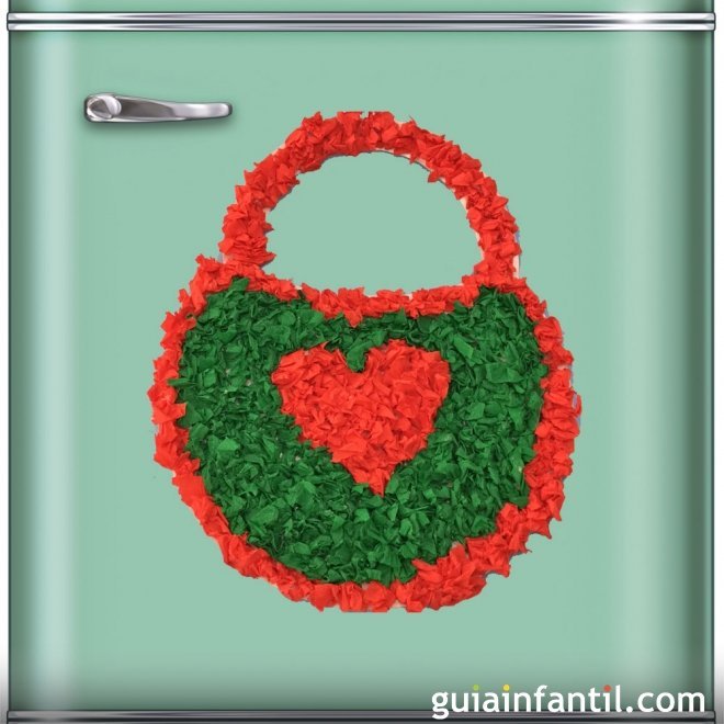 Aprende a hacer un bolsito con platos de cartón para pegar en la nevera