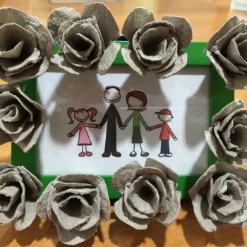 Cómo crear un marco de flores para fotos con cajas de huevos