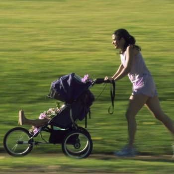Madres que hacen ejercicio con sus bebés en el parque