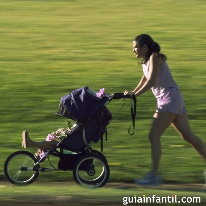 Madres que hacen ejercicio con sus bebés en el parque